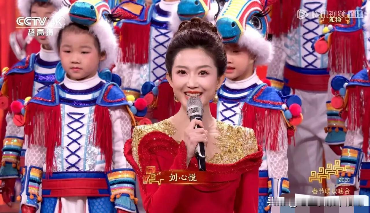 首次登上春晚舞台的女主持人刘心悦，告诉了我们一个道理，任何年龄追求梦想都不算晚！