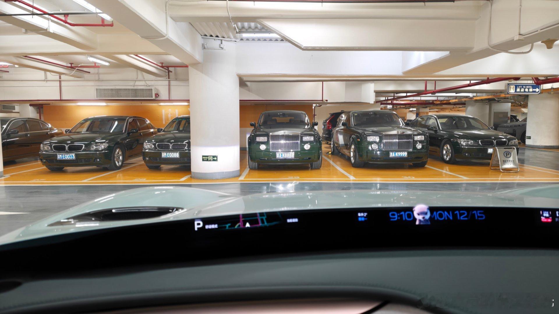 我对面这个车队有点狠啊，大家想看这些车的白话汽车吗？我约了拍一集？ 