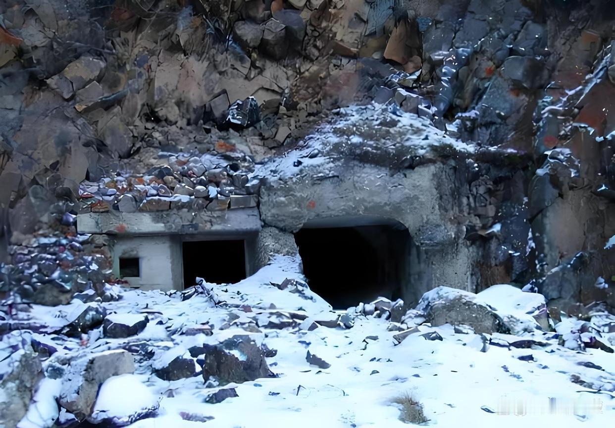 1956年，内蒙古大草原。14岁的放牛娃一脚踩空，脚下的荒草地整个塌陷下去——下