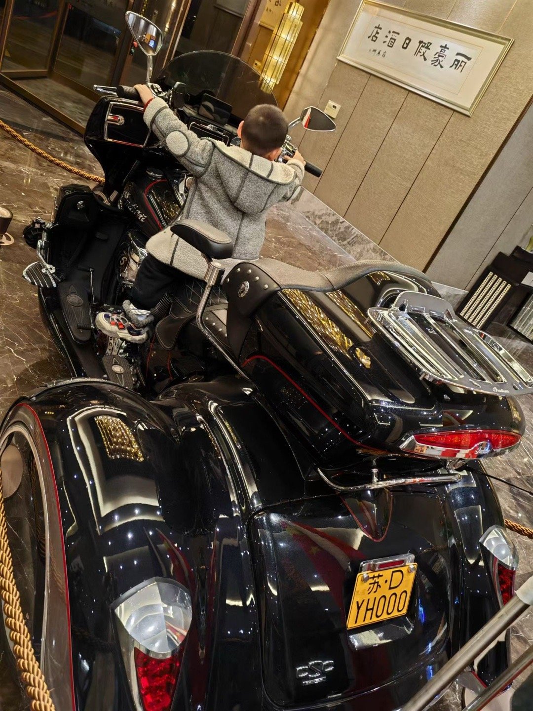 每个男孩心里，都藏着一台机车，和一段说走就走的自由。 