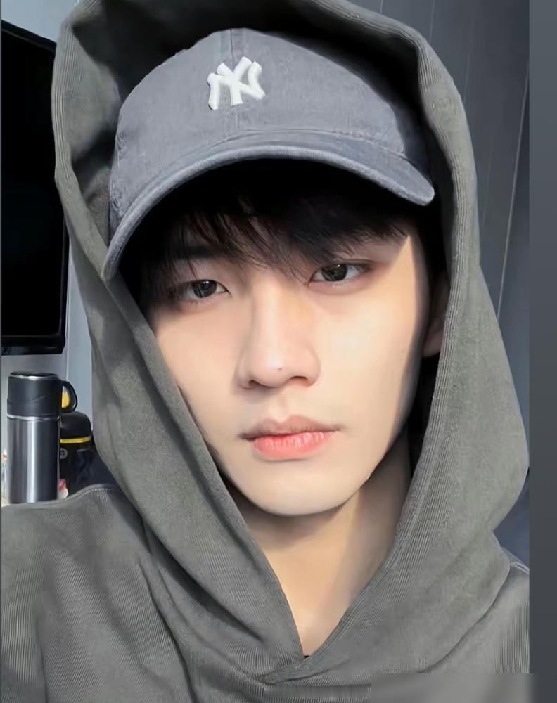 陈鑫海因为《墨雨云间》里的叶世杰火了一下，那个深情表哥的角色确实圈粉，不少人说他