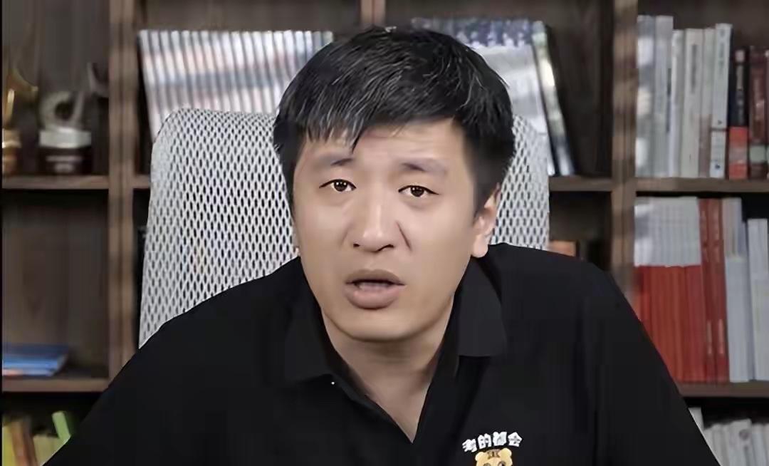 儿子去世六天后，张妈妈的状态曝光了。

追悼会上，她哭到全身颤抖、几度晕厥，被工