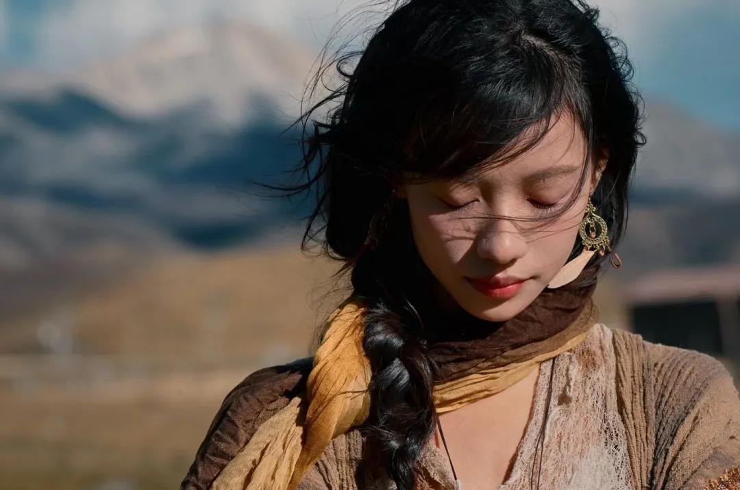 十二月，

请允许我与旧事归于尽。

允许时间清零、暂停，

允许我在深冬的风里