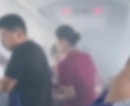 5月31日，CZ6850杭州飞往深圳的航班上，一旅客携带的相机电池、充电宝出现冒