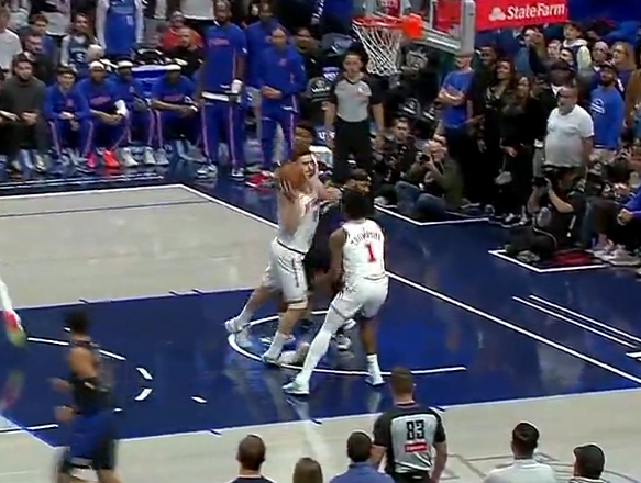 火箭打独行侠，申京崴脚返回更衣室。 