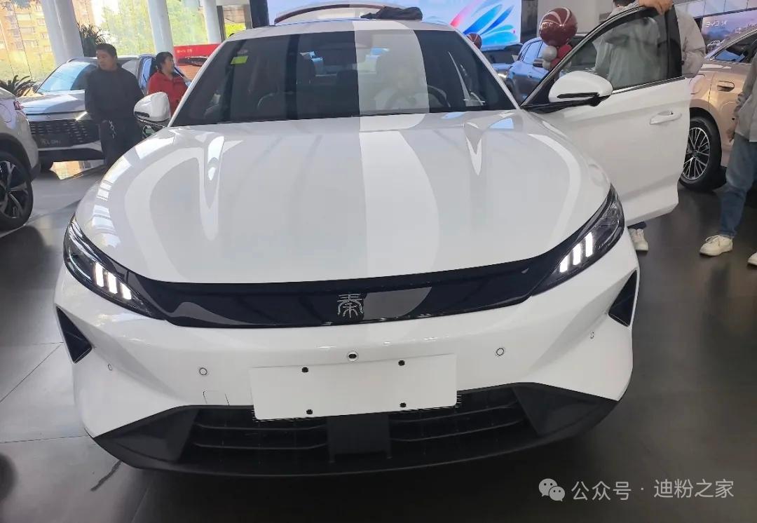 第三代秦plus已到店，秦系列年底一定要冲一把。
秦系列今年的成绩有点黯淡，前9