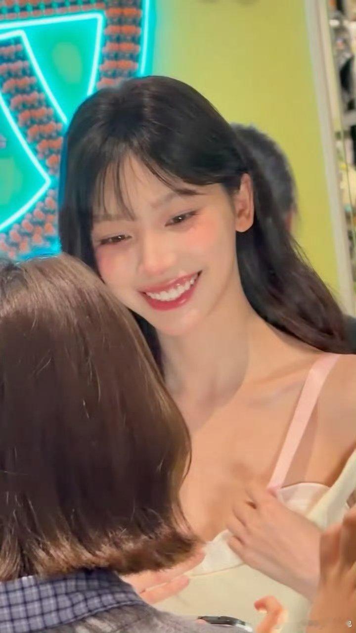 武汉偶遇易梦玲 易梦玲武汉活动生图 江城偶遇易梦玲，线下活动生图怼脸也无惧，美貌