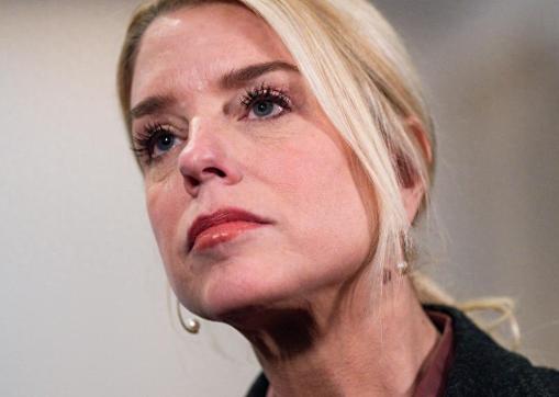 昨天美国多家主流媒体同时放料，特朗普居然在私下偷偷讨论，要把司法部长邦迪给解雇了