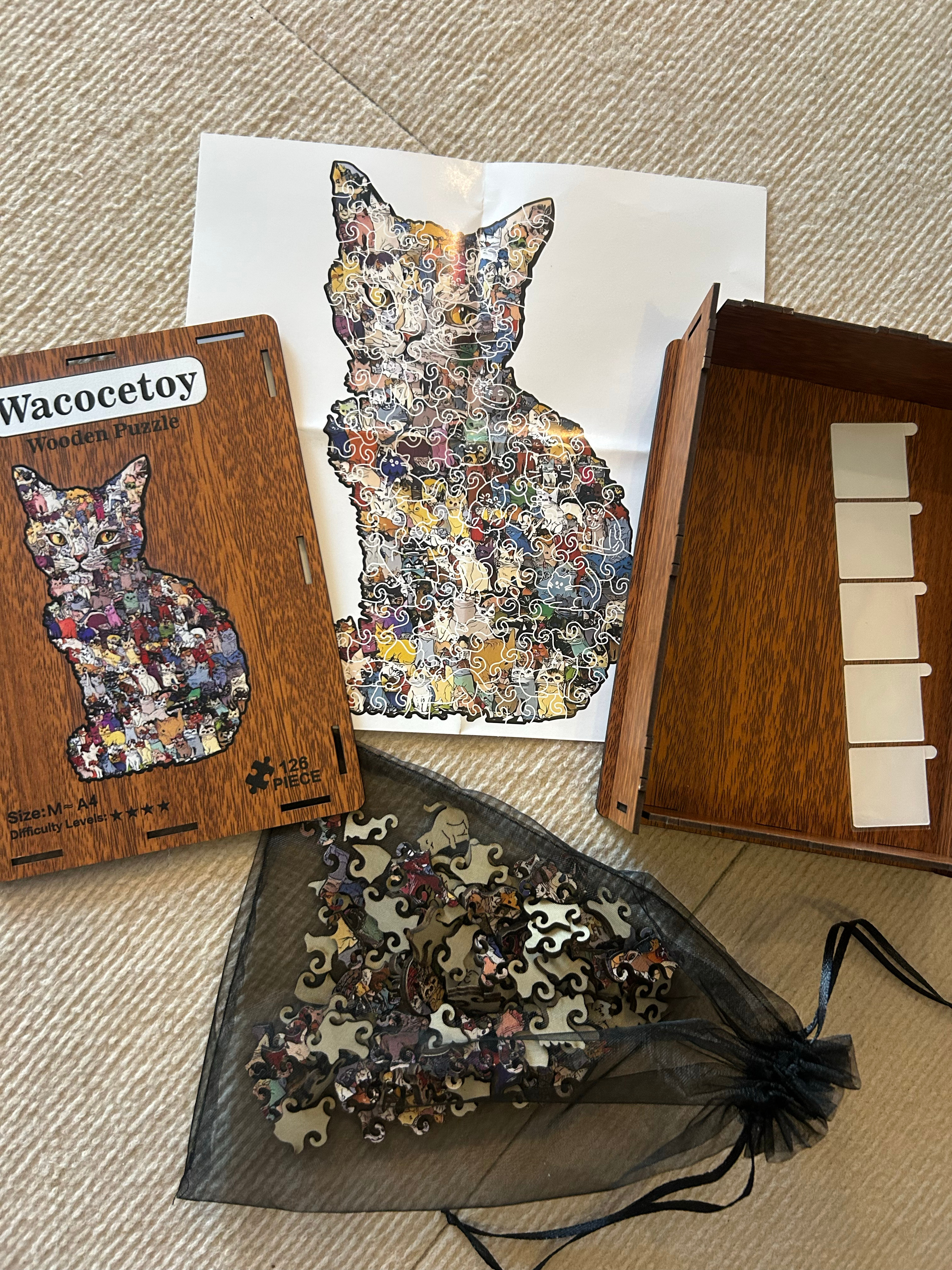 打开盒子的瞬间我就想立马把盖子关上。。想着过年无聊用拼图练一下耐心，太难拼了，脖