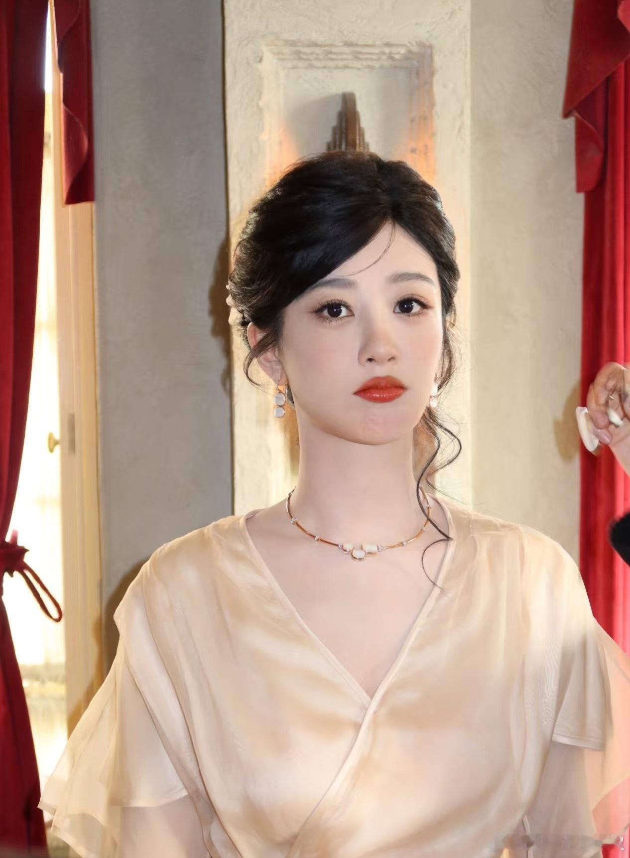 杨紫🫘抖话题播放量破2000亿，国名度可见一斑 