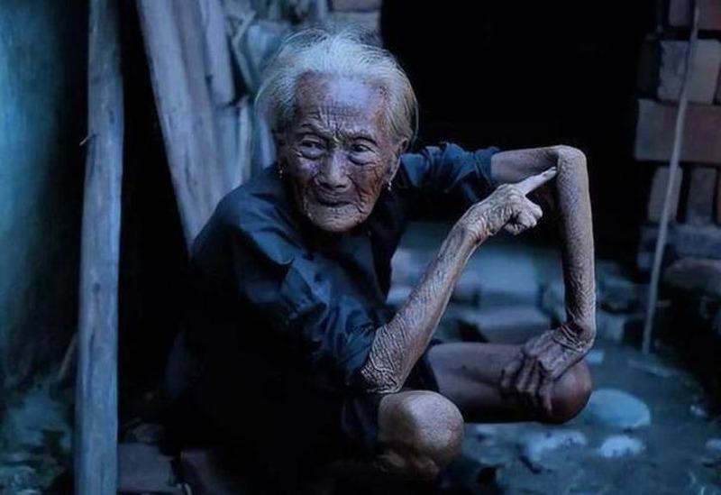 她后来说,那个日本军官承诺娶她,带她回日本,可一个月后就把她转手给了别的日本兵。