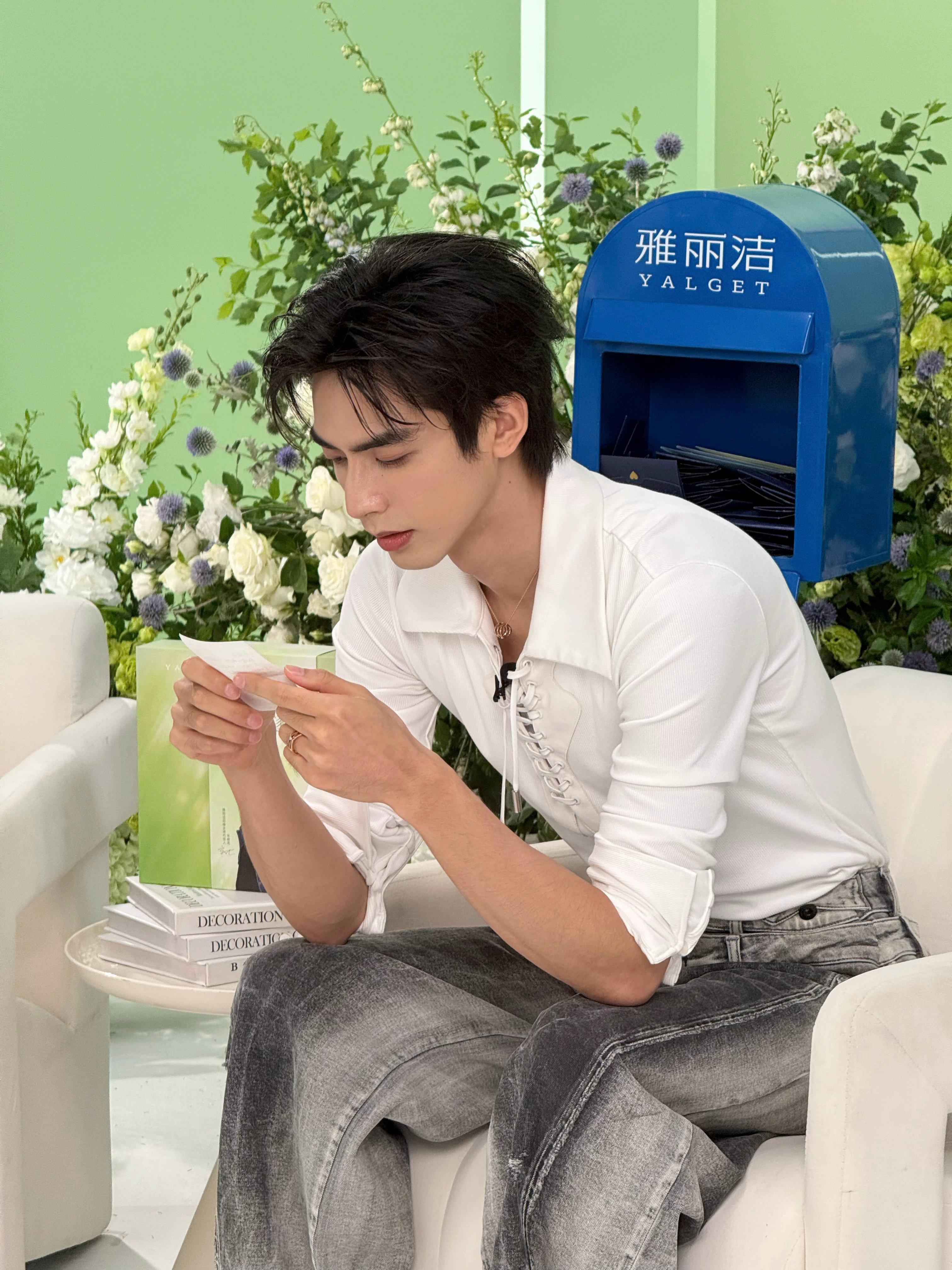 宋威龙  现场live掉落🤍💌 和一起自在逐光，向上看！ 