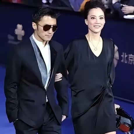奇了怪了！

谢霆锋可以与霍汶希光明正大出席任何场合，你们不骂谢霆锋。

王菲公