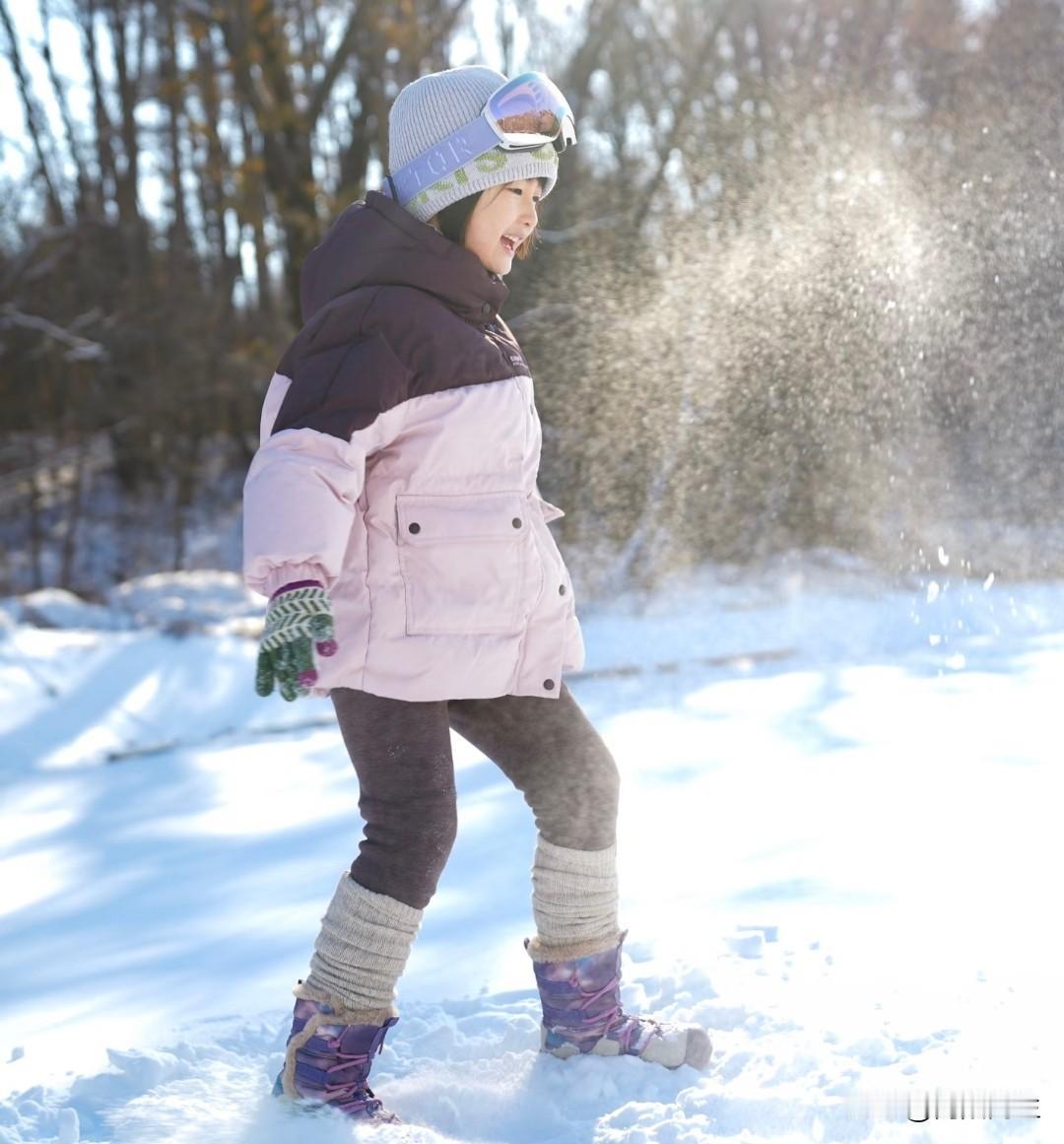 真的太羡慕东北孩子的快乐了！冬天一到，快乐直接拉满。

屋外天寒地冻，屋里暖气热