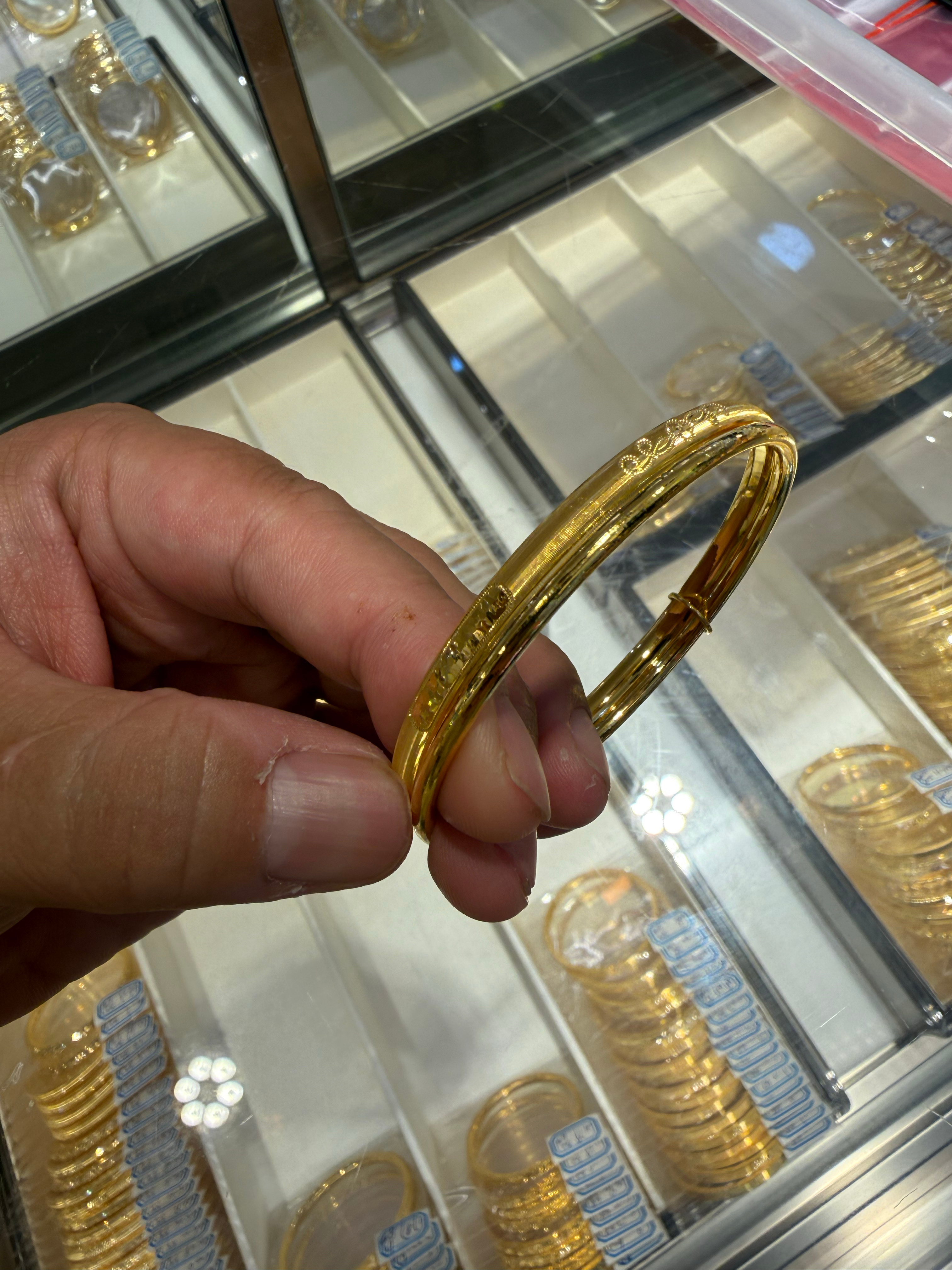 金价猛涨踏空的人哭麻了886的时候，带着老婆又去买了两个个手镯。 