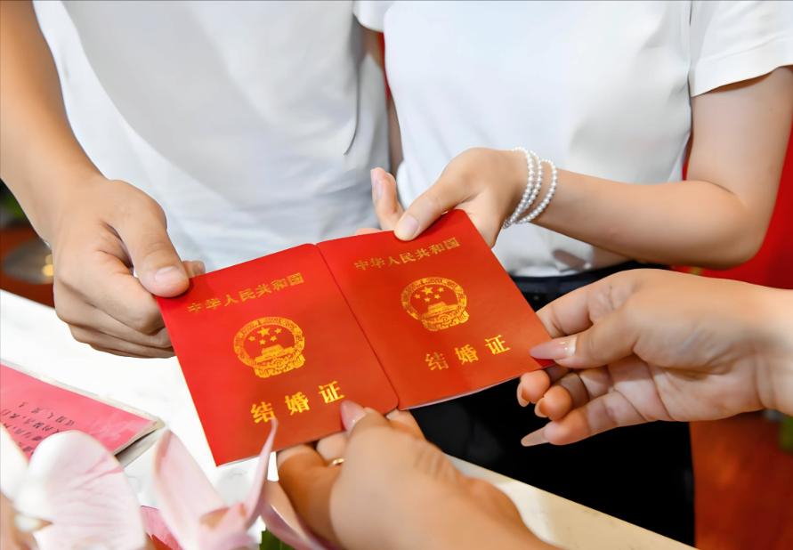 相亲四天，见面就两天，直接领证，这速度放以前叫闪婚，放现在简直跟开盲盒似的。结果