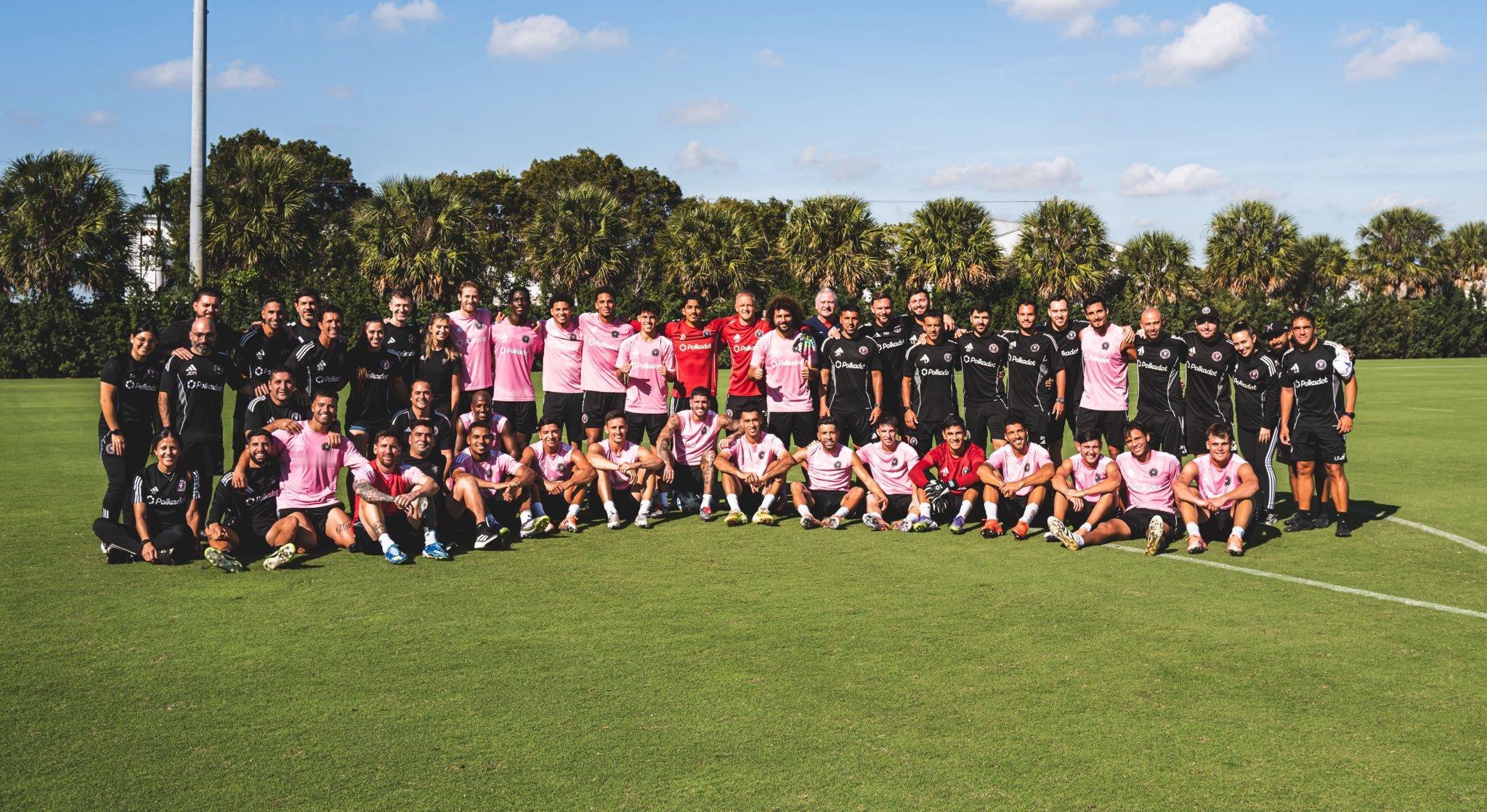 【最后决战加油】迈阿密国际官推晒美职联总决赛前大合影：都在一起👊梅西迈阿密国际