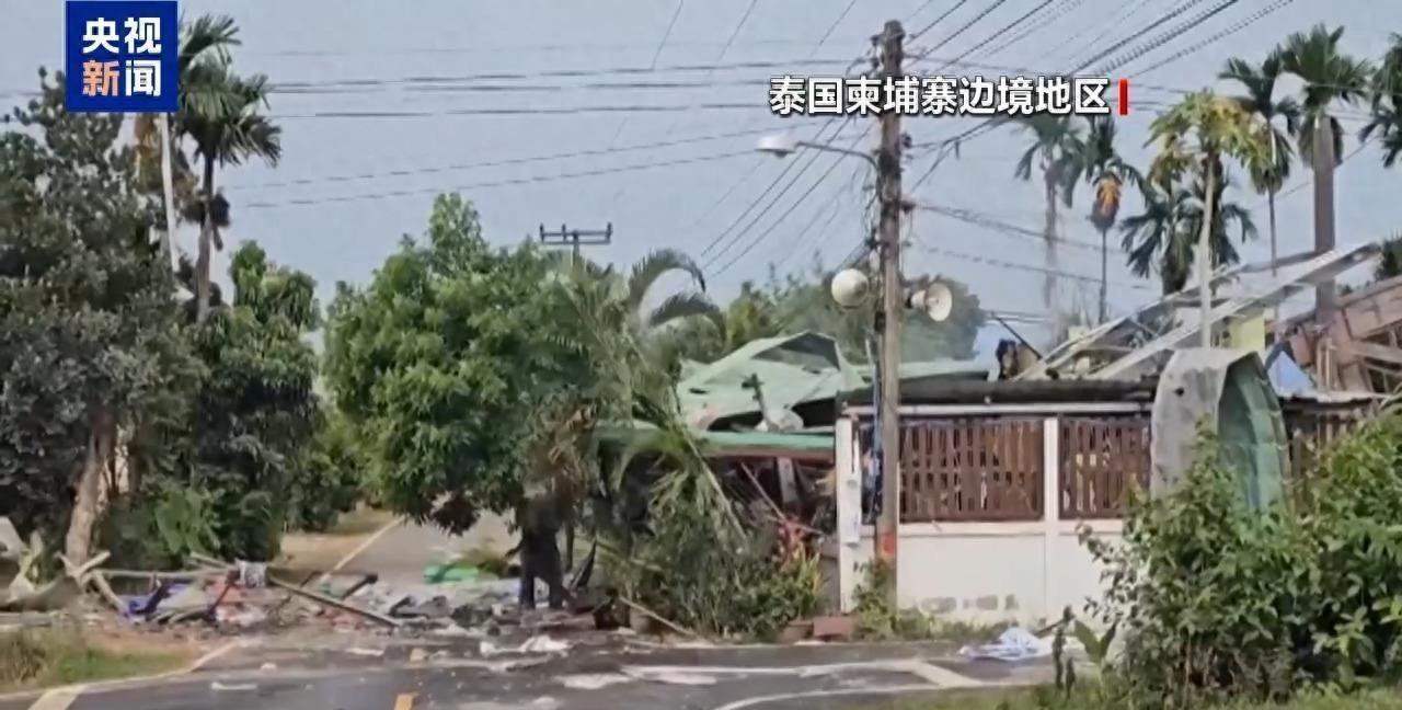 泰柬边境突然失控了。

从12月9日凌晨到傍晚，边境像被点燃的火药桶——柬埔寨连