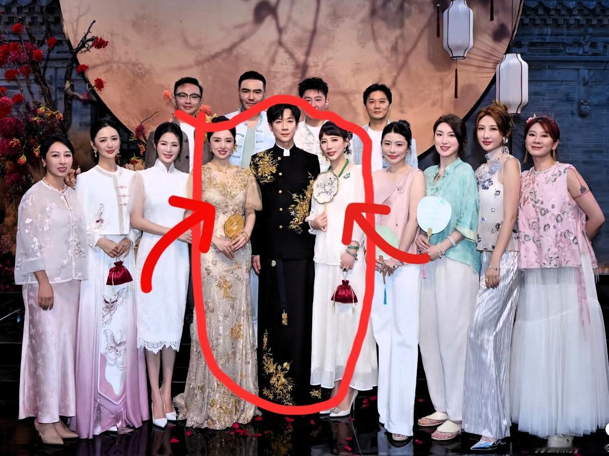 董璇啊，
这还不够明显吗？
明明董璇你才是新娘，结果站位却在配角位置。

不知道