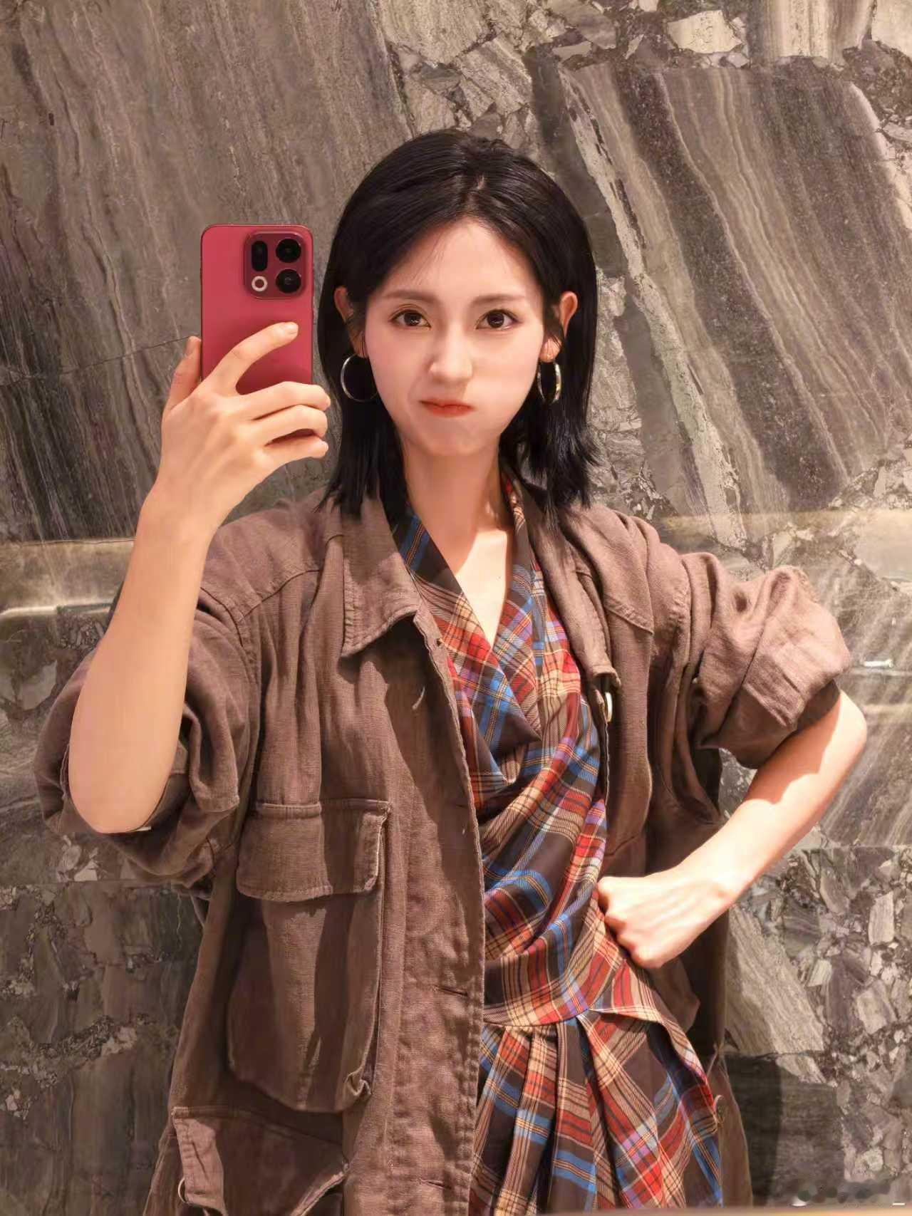 邢菲抓住秋天的尾巴 邢菲抓住秋天的尾巴随拍来啦！姐姐好美呀~ ​​​