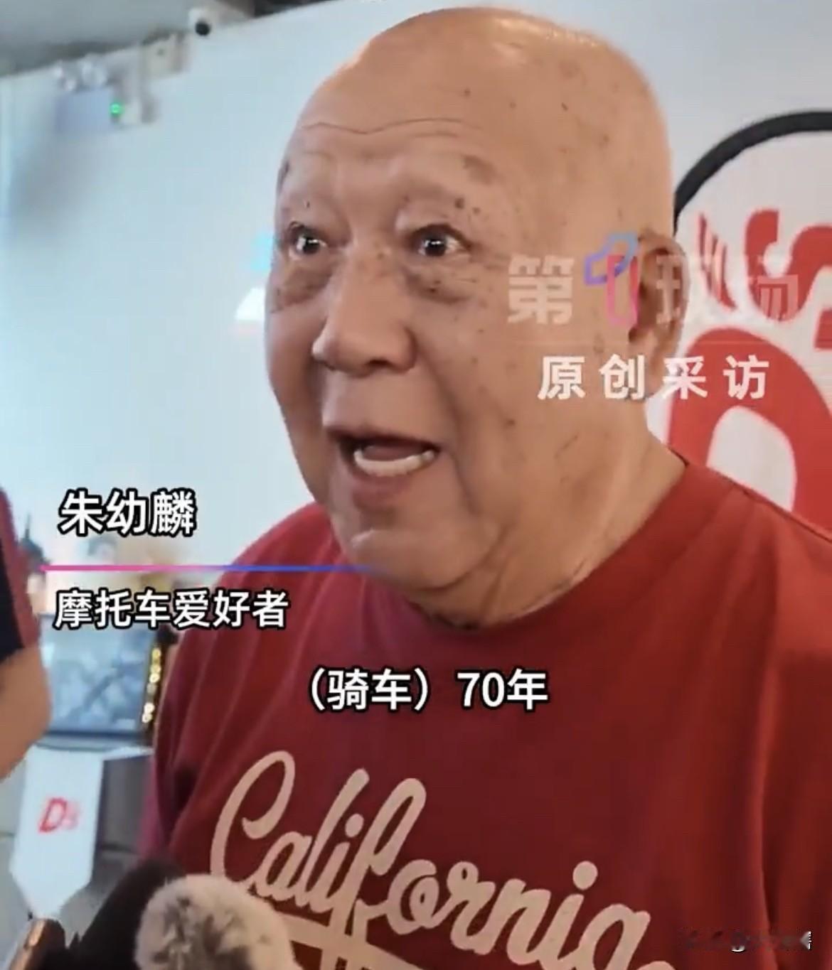【香港70年驾龄车迷称‘’张雪机车‘’可以打100分】
据《第一现场》消息，一位