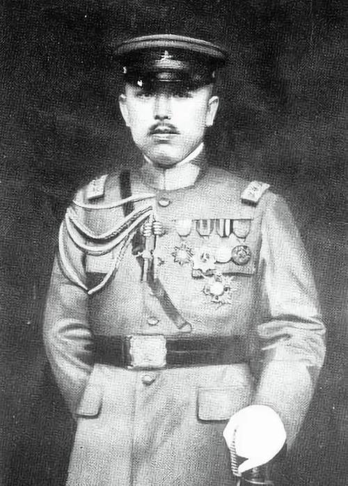 1918年，唐继尧让妻妾以打麻将的名义，将手下庾恩旸的妻子钱秀芳骗到家里。还没打
