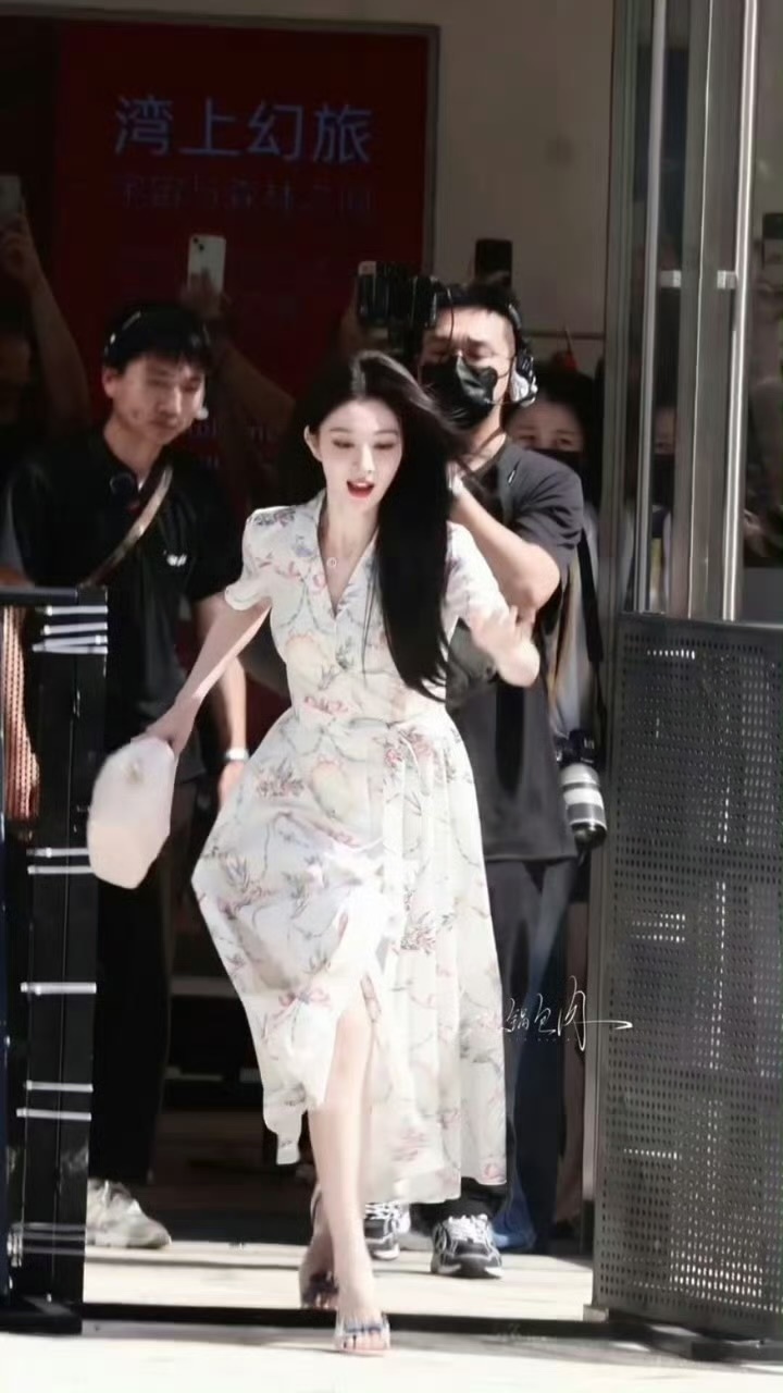 王楚然绊了一下反而出了神图谁能料到一场小小的红毯踉跄，直接定格成氛围感封神名场面