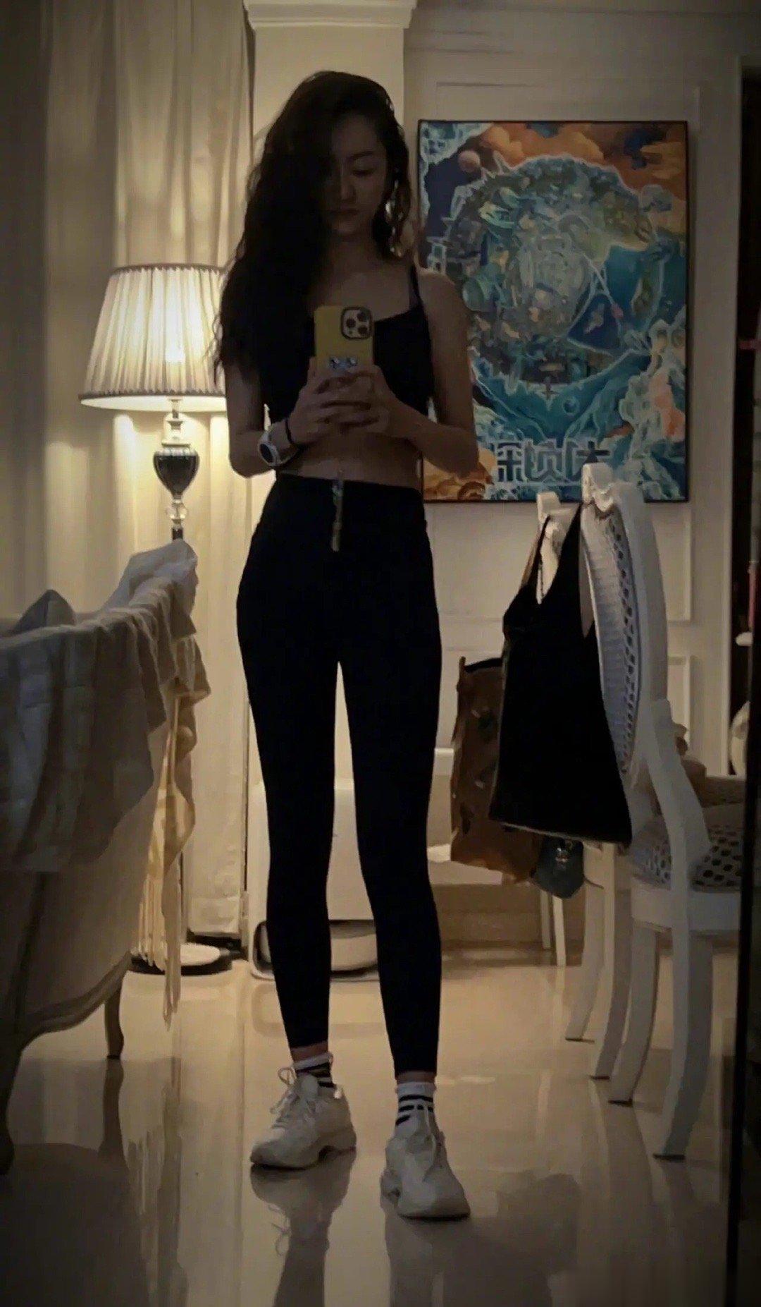 #杨蓉的身材#杨蓉最新随拍！黑色系穿搭，展现姣好身材，自带松弛感！ ​​​