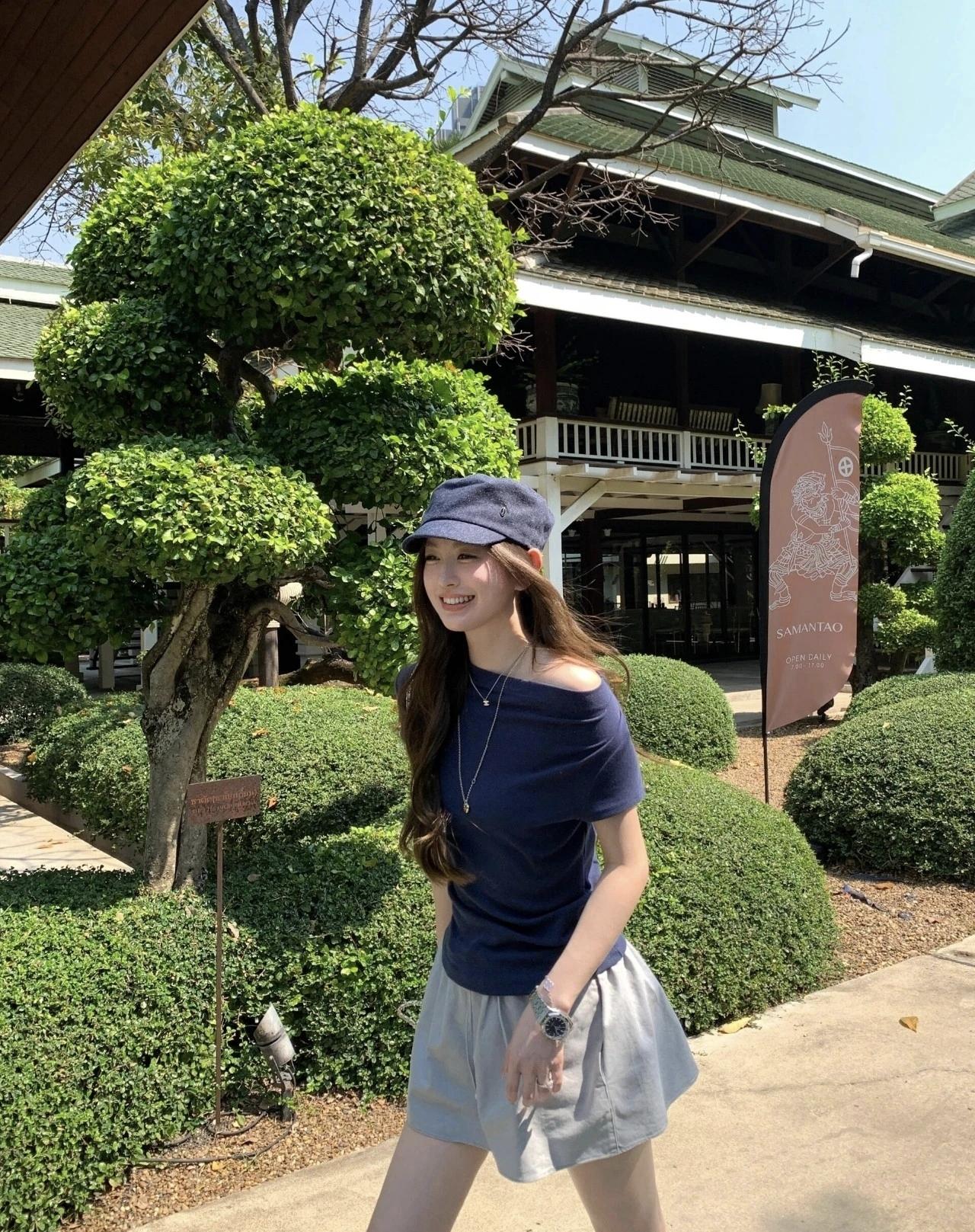 元气少女在绿意盎然的庭院中漫步，微笑如阳光般灿烂。
