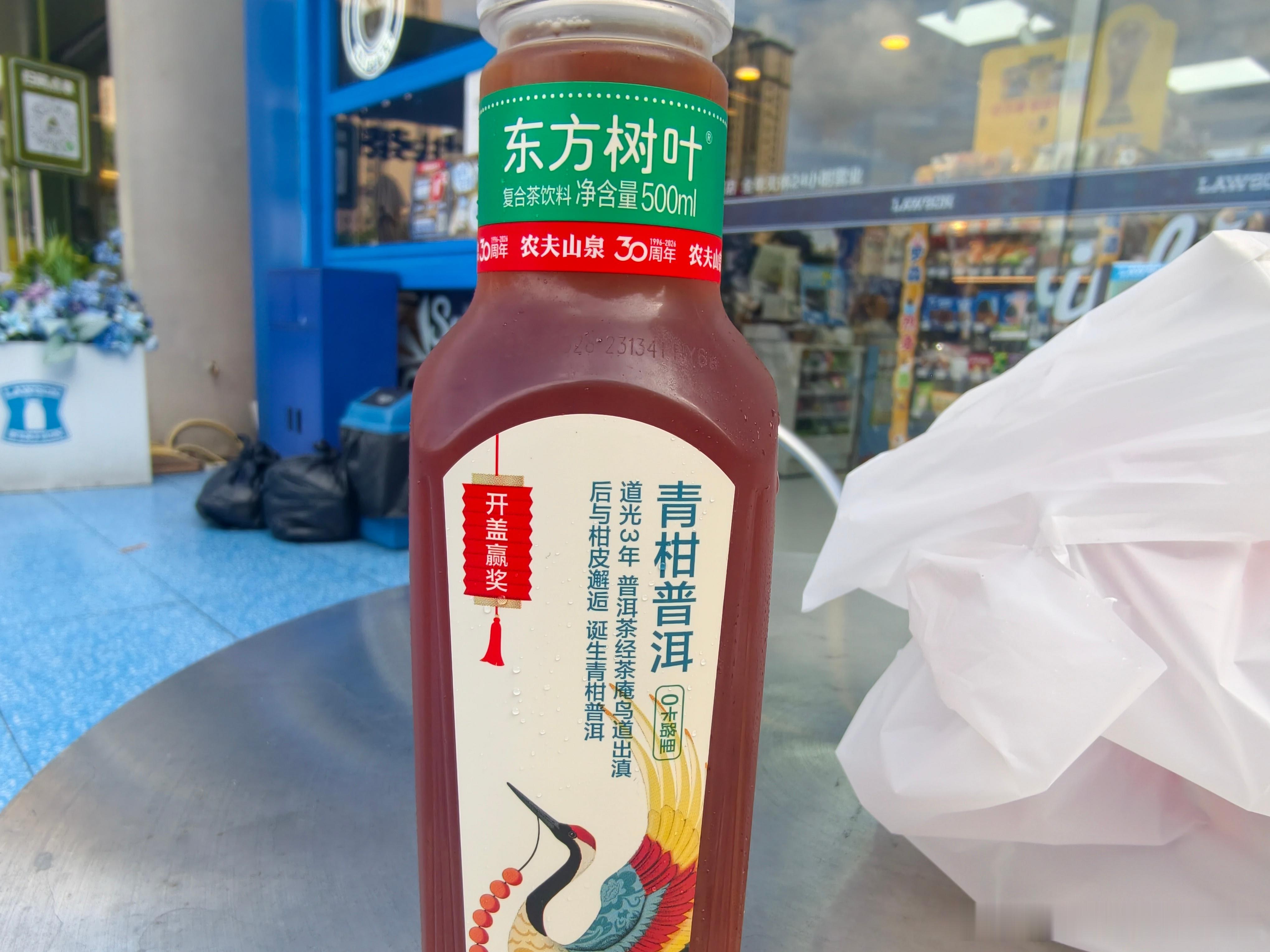 换个口味的东方树叶，以及看到心水的小车，这车在北京串街走巷确实可以不用担心进不去