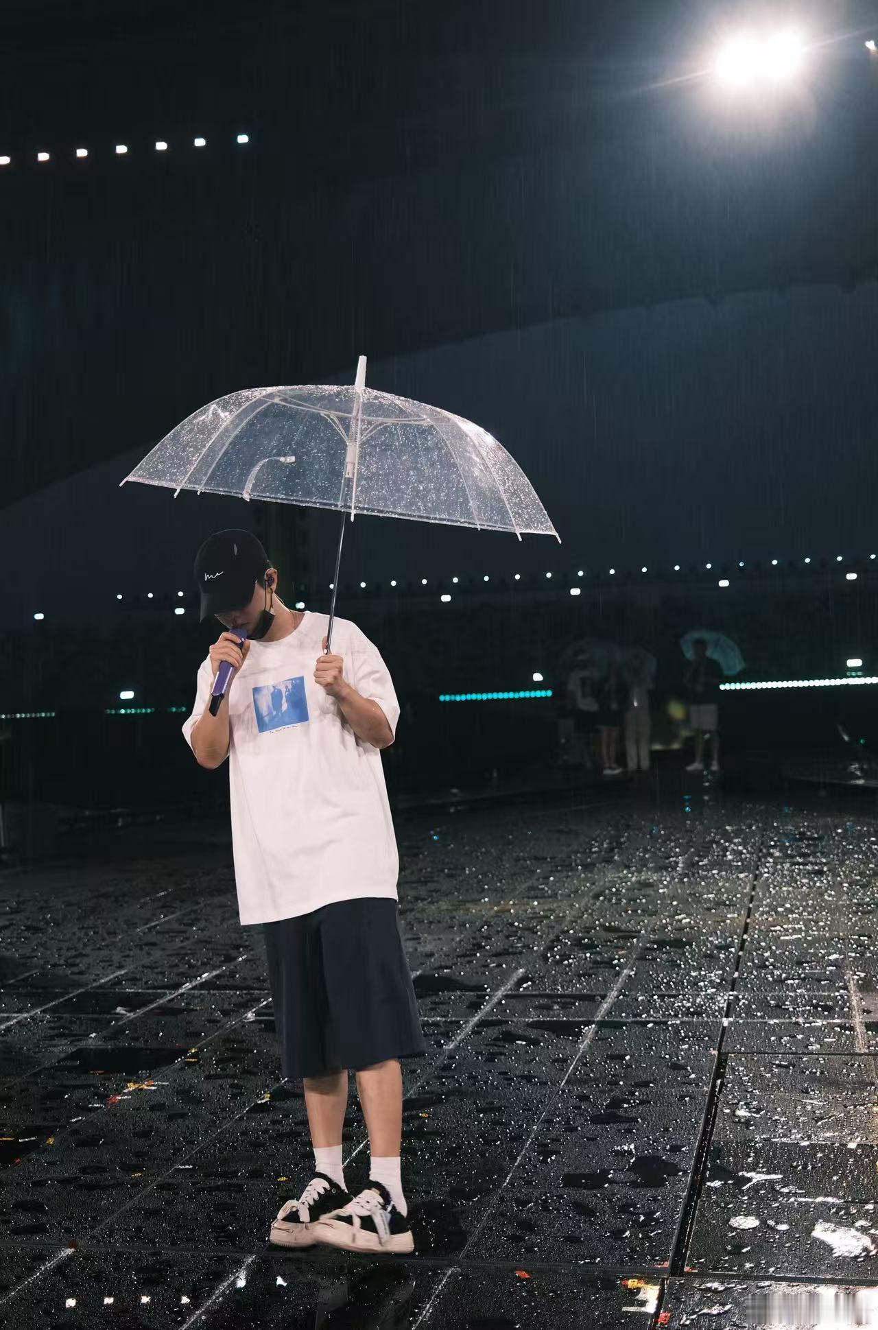 胡夏雨中完成演出 演出中途下起雨，胡夏丝毫没有懈怠，安安心心唱完整场，淅沥雨声配