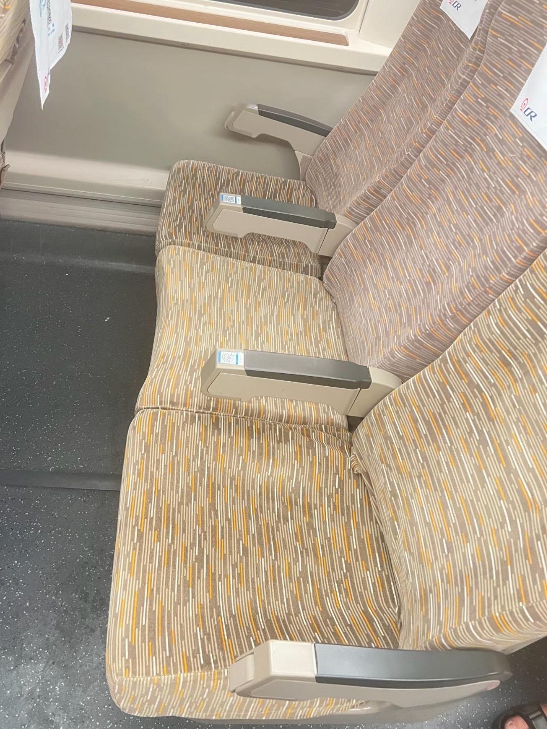 高铁B座宽一些 再宽也不想坐B座，左右两边都是人而且中间两个扶手，你们说放哪里 