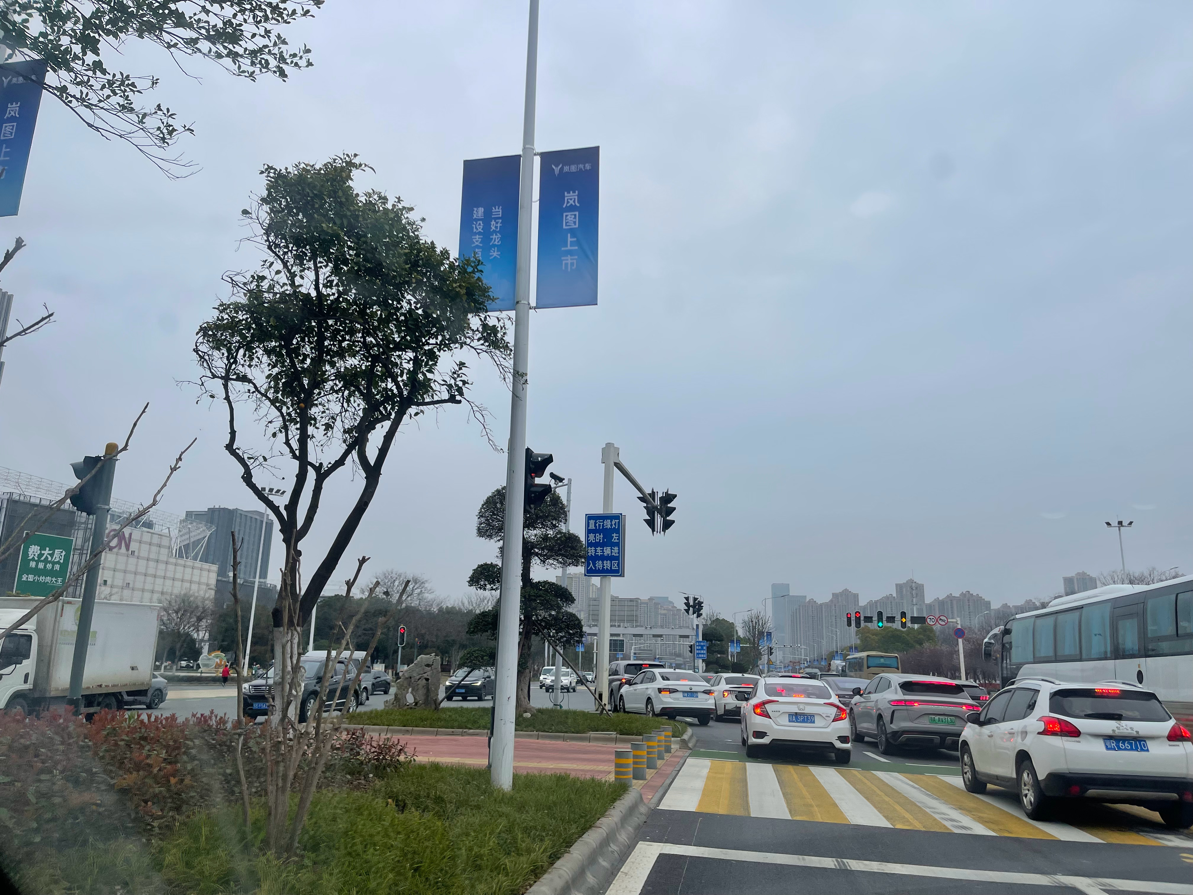 今天朋友圈被岚图上市覆盖了，“UFO”都出动了其目前5个车型  梦想家，FREE