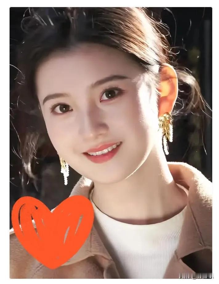 一位长相清秀的女大学生去上海面试。面试官问她：“100个木是什么字？”女生马上回