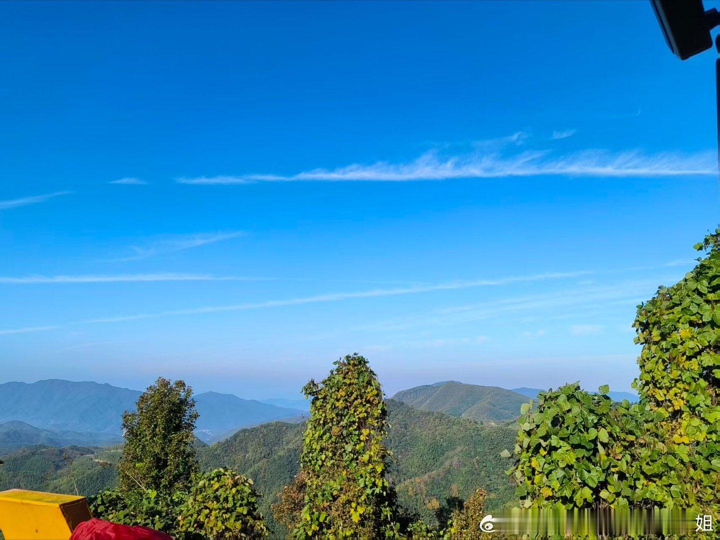 儿子和妈妈一起逛街北京就是好三里屯的购物中心看上去很赞儿子好高了，爸爸去哪里安吉