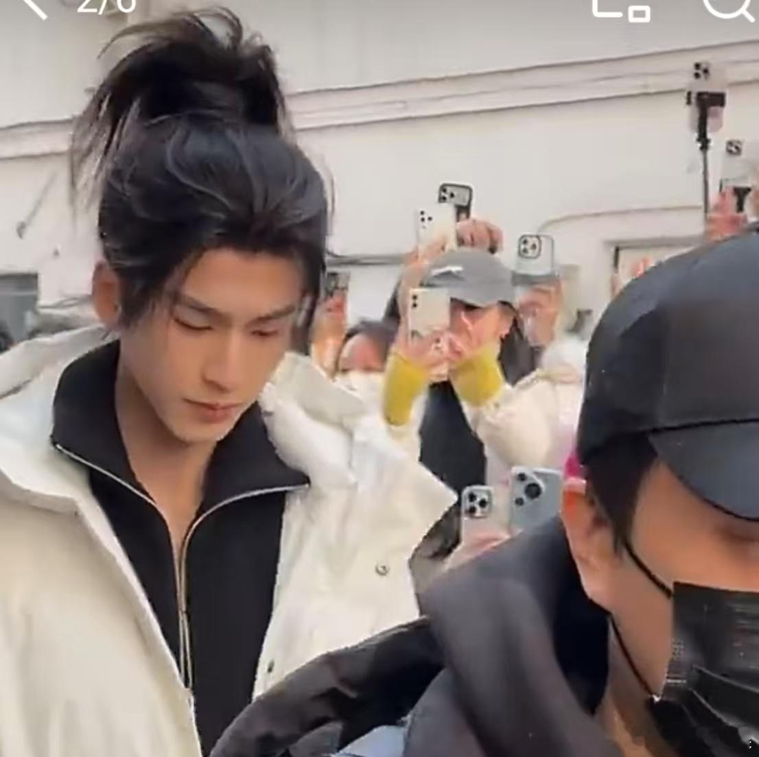 张凌赫首次出妆路透张凌赫高马尾少年感张凌赫高马尾少年感， 太帅了，