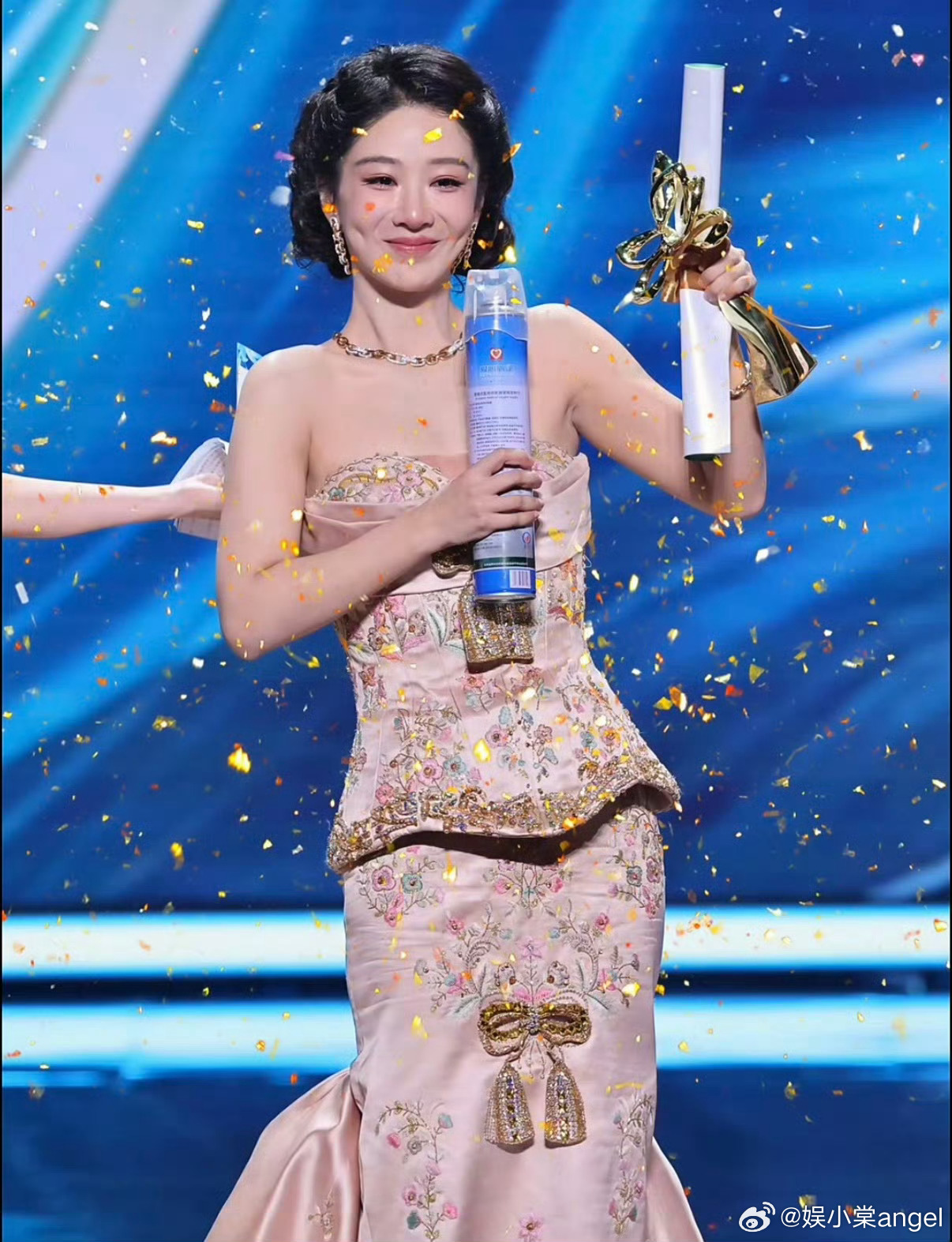 什么才叫做真正的话题中心赵丽颖可能就是标准答案吧 