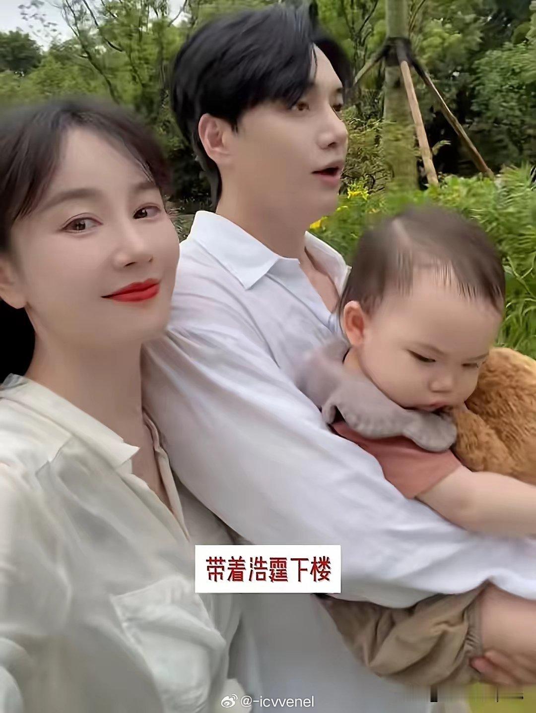 张檬一家三口定居广州，她和老公一起在新小区里面溜娃，14个月Dylan走路还不稳