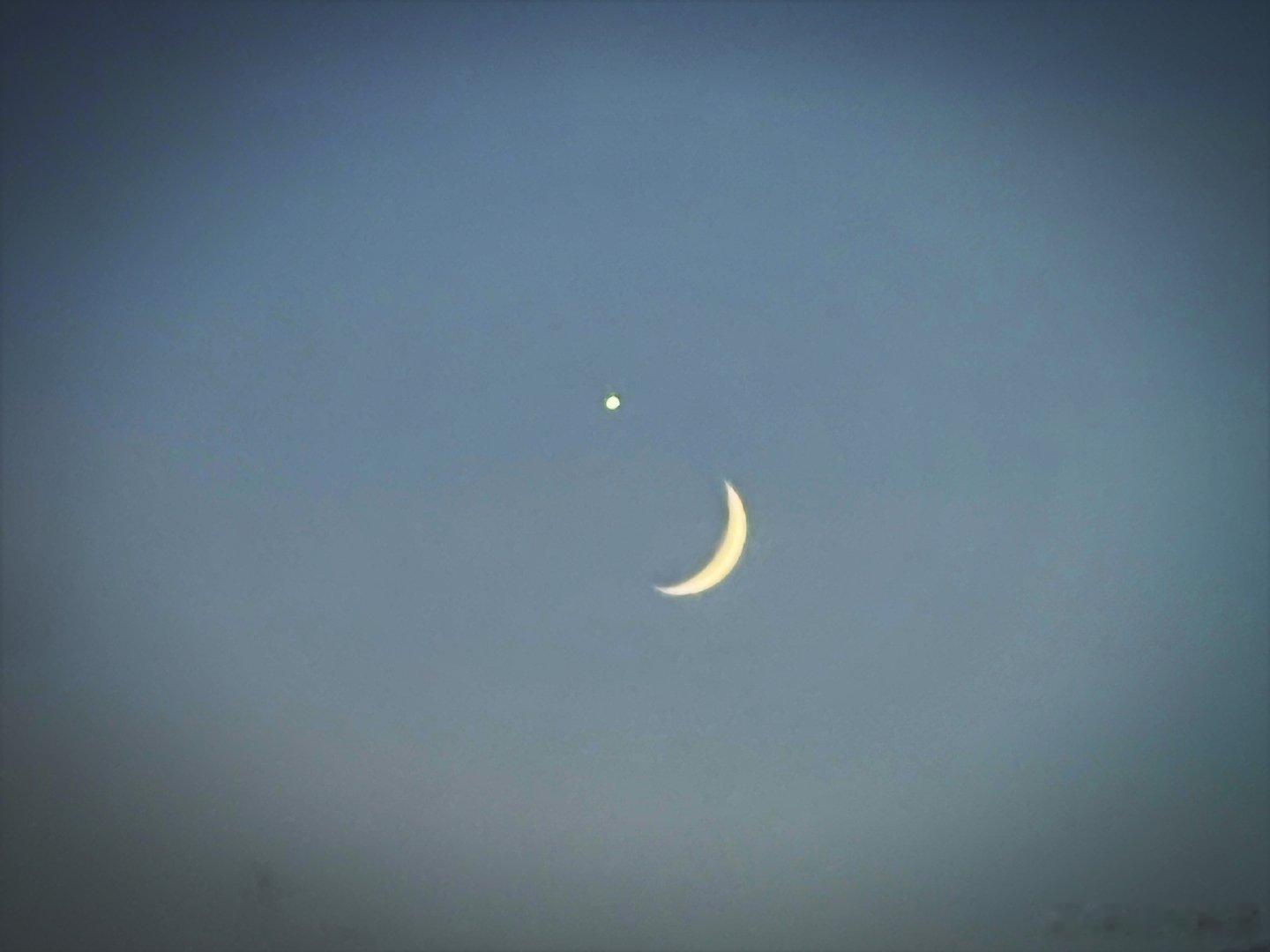 金星伴月 ​​​