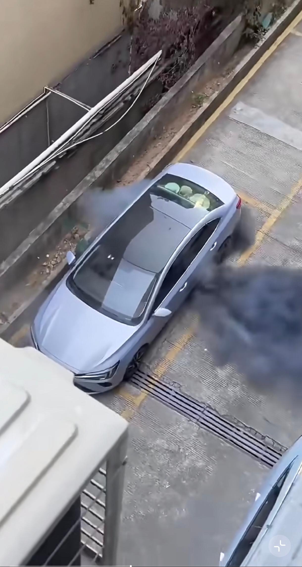 黑山老妖来了，这种喷射状黑烟应该是电车吧？还发出了嗤嗤的声音，别看了，烟雾有毒。