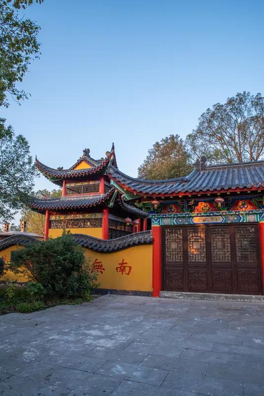 每日一诗，请欣赏
       题淮南寺
          程颢
南去北来休便