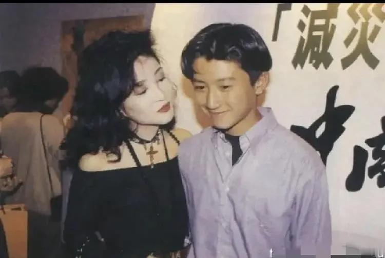 少年谢霆锋的笑容青涩而腼腆。
漂亮妈咪狄波拉，用宠溺的眼神望着心爱的儿子。
母子