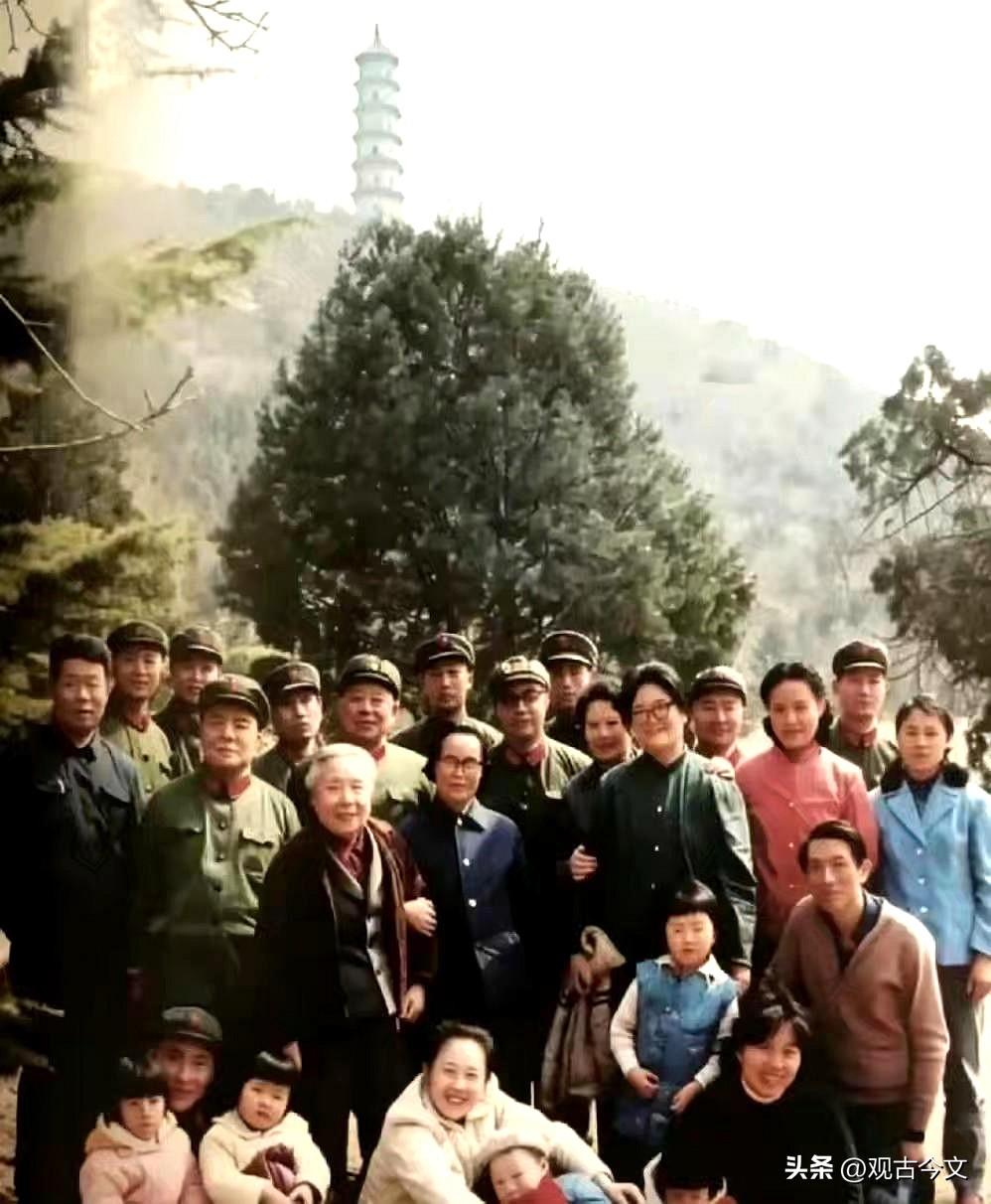 上世纪八十年代初，杨尚昆同志与弟弟杨白冰、妹妹杨白琳三家人在北京玉泉山合影。
杨