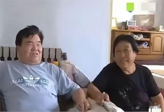 真的破大防！谁能想到，莎莎如今的万丈光芒，全是乡下爷爷一点点蹬出来的！
 
老两