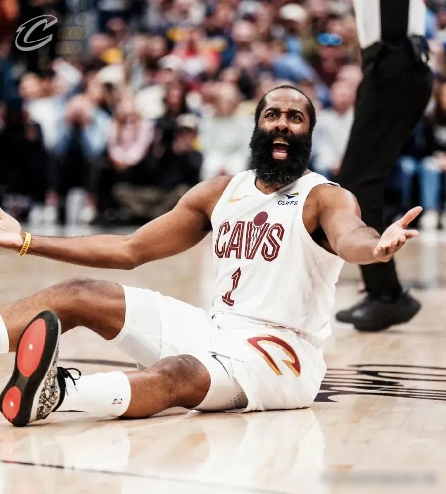 哈登攥着那根还没长好的断指，每一次拨球都像在冰渣里搅动，17投5中的惨烈数据摆在