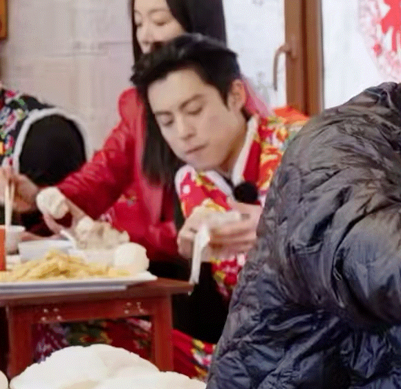 哈哈哈哈哈哈哈哈这骨头都有王鹤棣脸大了王鹤棣宇宙闪烁请注意