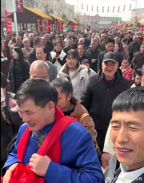 炸裂现场！万人围堵大衣哥，座驾水泄不通，这排面绝了！最近某演出结束后，场面直接失