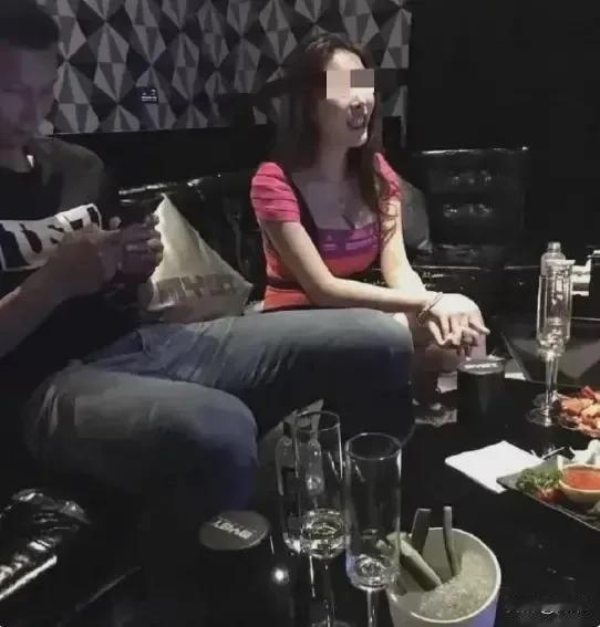 易建联 icon 又有新照片出炉了，这次是在 ktv 被拍到的，我觉得这张照片出