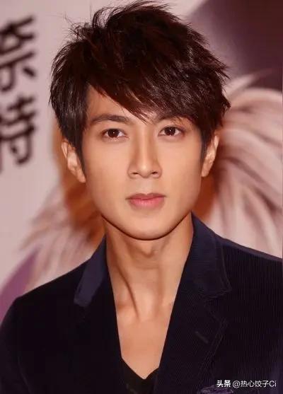 主持人问吴尊，在生活中你谁排第一，他说爱人排第一，是因为我觉得爱人是因为有她才有