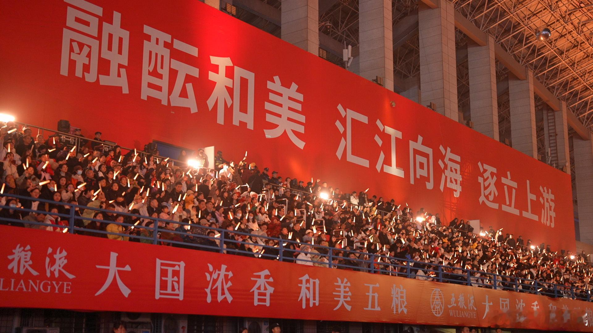 半个娱乐圈都来宜宾团建了  央视主持人 和 用专业的主持把控全场，实力艺人们用精